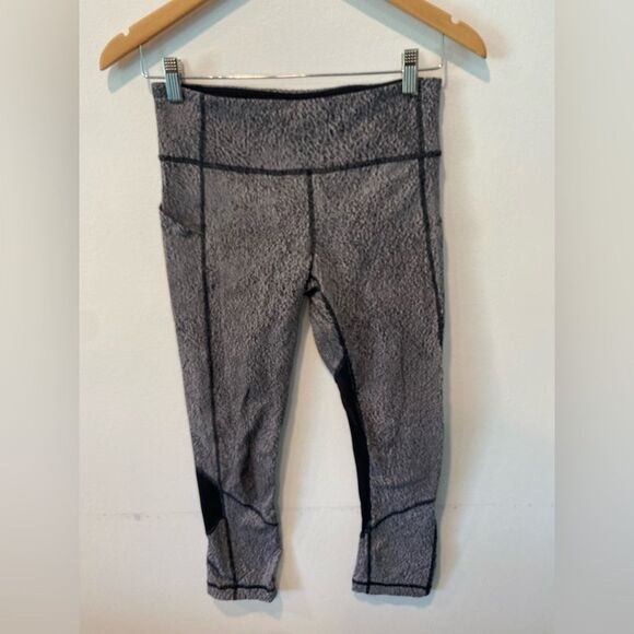 Lululemon Outrun 17" Power Luxtreme Spray Jacquard White Black Crop Pant 6 - Picture 2 of 7